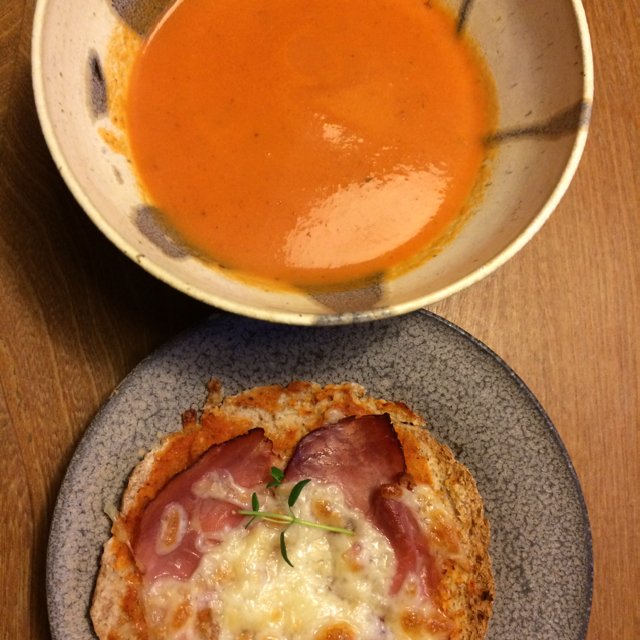 Tomatsuppe og pita-pizza – created on the CHEF CHEF app for iOS