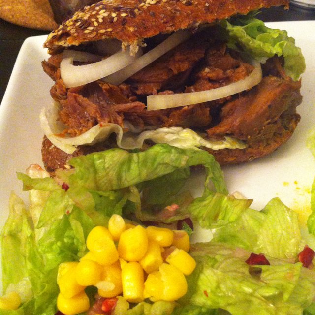 Pulled beef burger med salat – created on the CHEF CHEF app for iOS