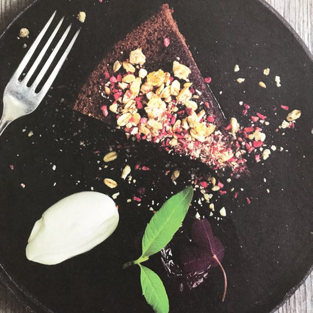 Mørk brownie, ølsirup blommer – created on the CHEF CHEF app for iOS