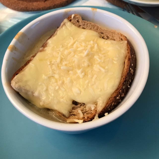 Løgsuppe med ostebrød