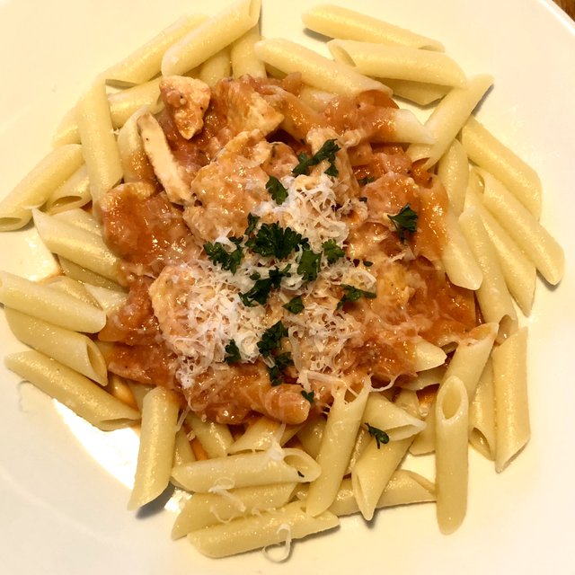 Pasta med kylling og tomatsovs