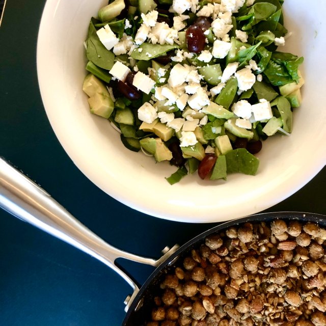 Salat med ristede kikærter 